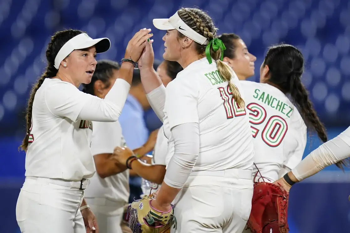 Dallas Escobedo (centro) y Sydney Romero (izquierda) celebran su victoria de 4-1 contra Australia en el estadio de Yokohama, Japón, el 26 de julio de 2021. Foto Ap