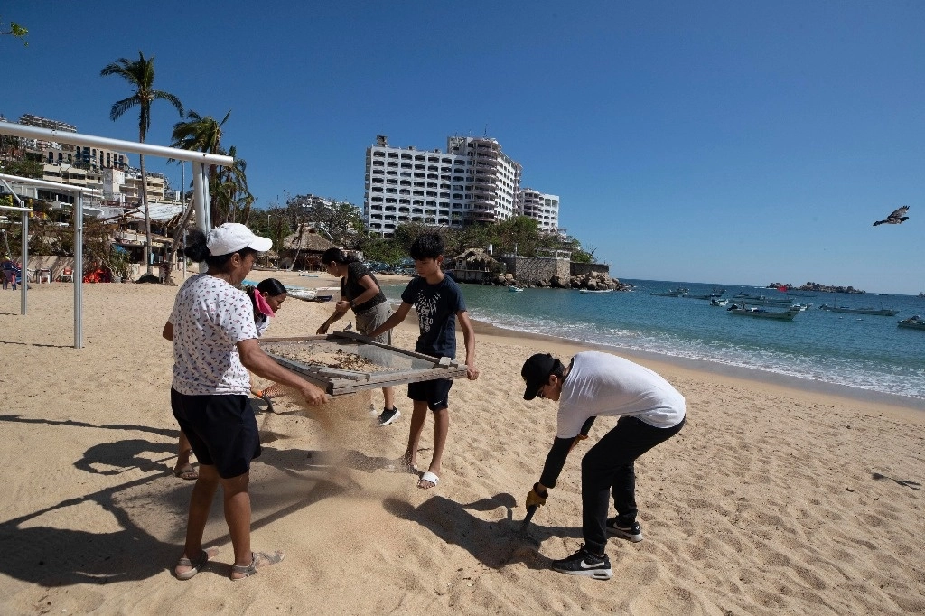 Durante los trabajos de limpia y mantenimiento en el puerto de Acapulco, tras el paso de 'Otis', en octubre pasado. Foto Alfredo Domínguez / Archivo 