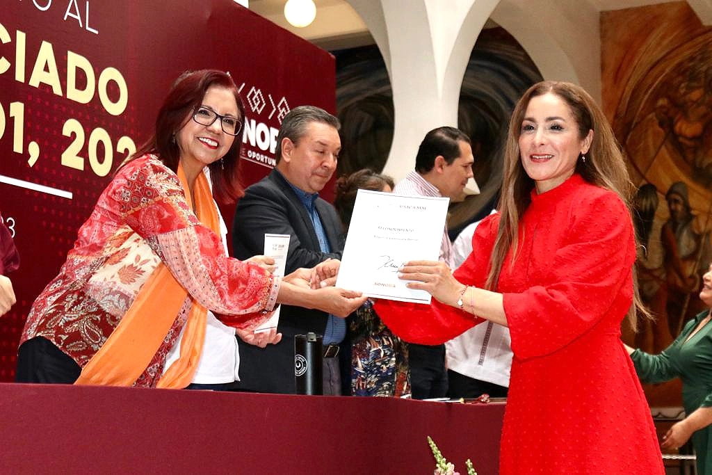Se entregaron reconocimientos a mil 14 maestras y maestros de Sonora de educación básica. Foto SEP