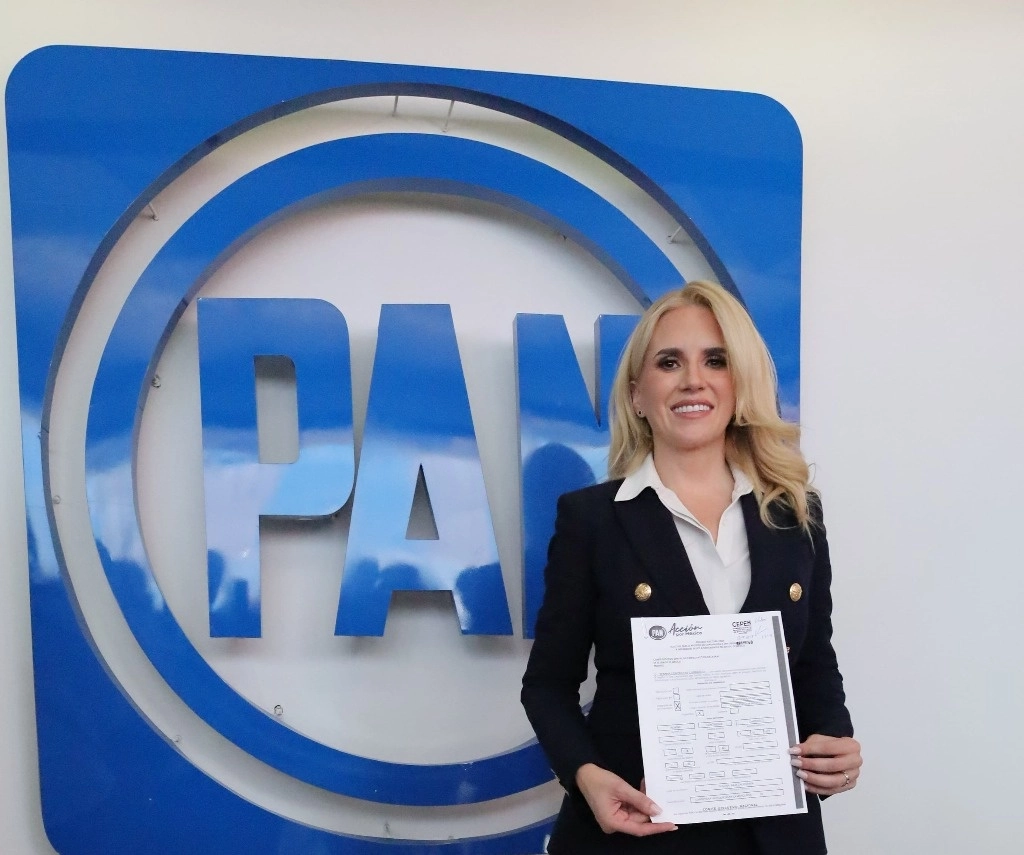 Luego de su registro, reconoció el respaldo de la militancia del PAN para buscar abanderar la candidatura en el próximo proceso electoral. Foto La Jornada