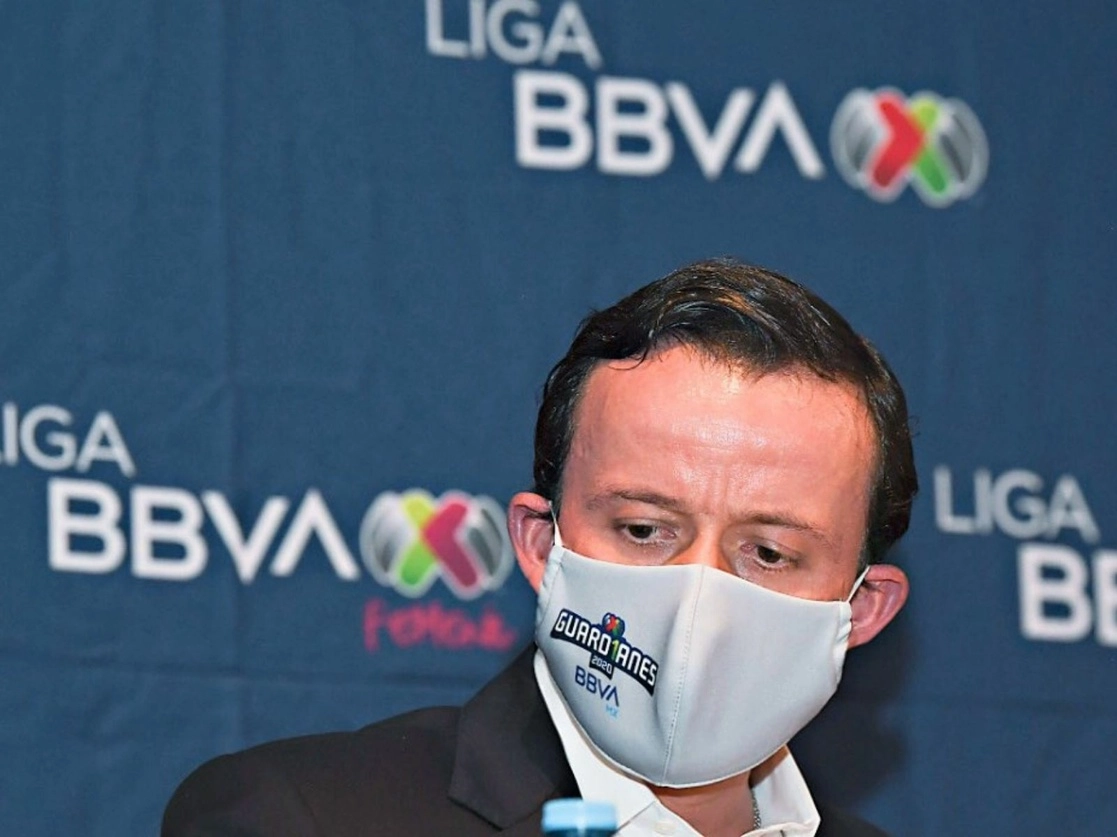 El presidente de la Liga Mx promete mayor inversión y un mejor espectáculo para los aficionados al futbol nacional. Foto tomada del Twitter de @MikelArriolaP