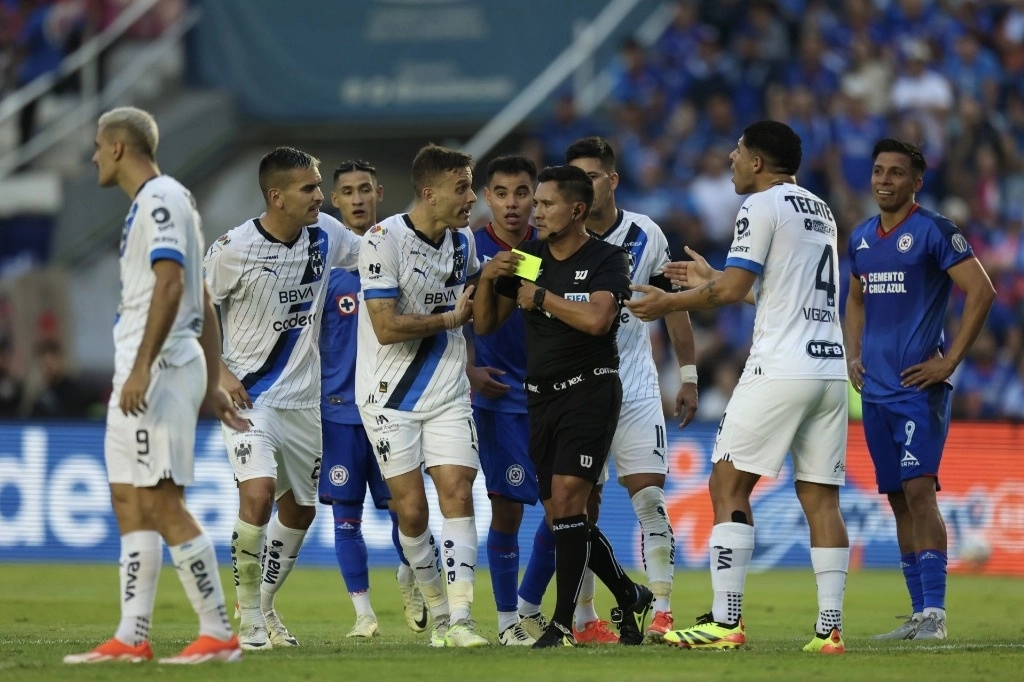 El ex silbante asegura que no está cerrado a regresar al futbol. Foto Cuartoscuro.