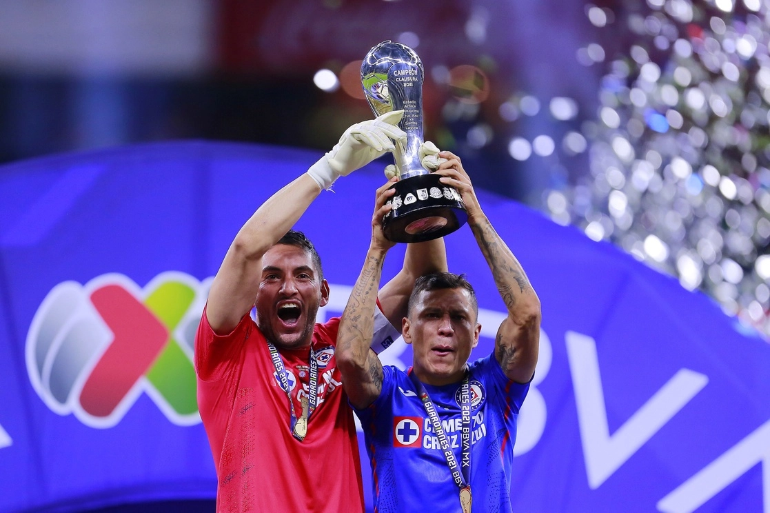 El equipo de Cruz Azul festeja su triunfo tras ganar la final del Torneo Guardianes Clausura de la Liga BBVA MX en el Estadio Azteca, el 30 de mayo de 2021. Foto Jam Media