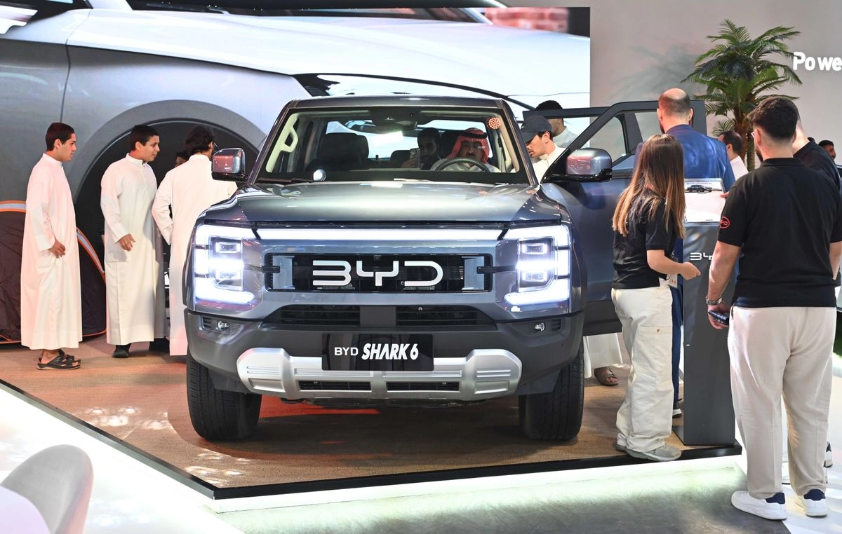 Personas visitan el estand del fabricante de automóviles chino BYD durante el Salón Mundial del Automóvil, en la gobernación de Hawalli, Kuwait, el 22 de septiembre de 2025. Foto