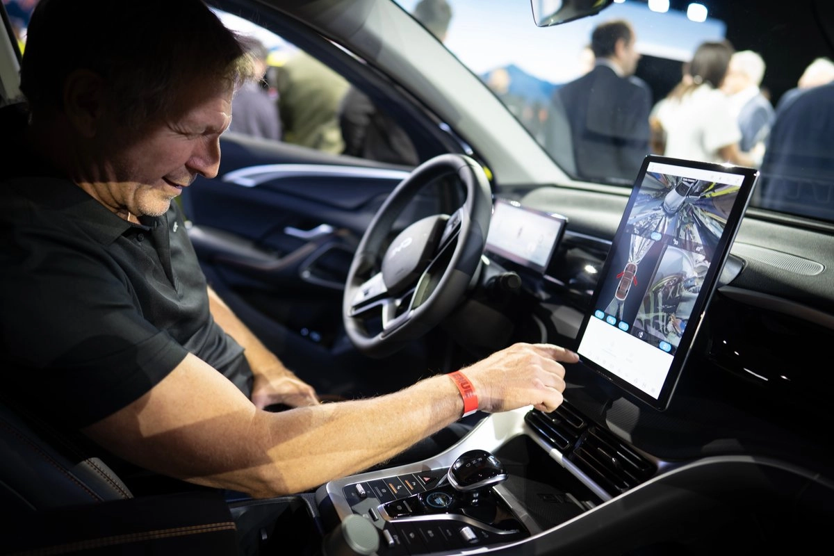 Un hombre interactúa con la pantalla multimedia del modelo Song Pro DM-i de la compañí­a china de tecnología Build Your Dreams (BYD) durante el evento de lanzamiento de modelos para el mercado argentino, en la ciudad de Buenos Aires, capital de Argentina, el 8 de octubre de 2025. Foto