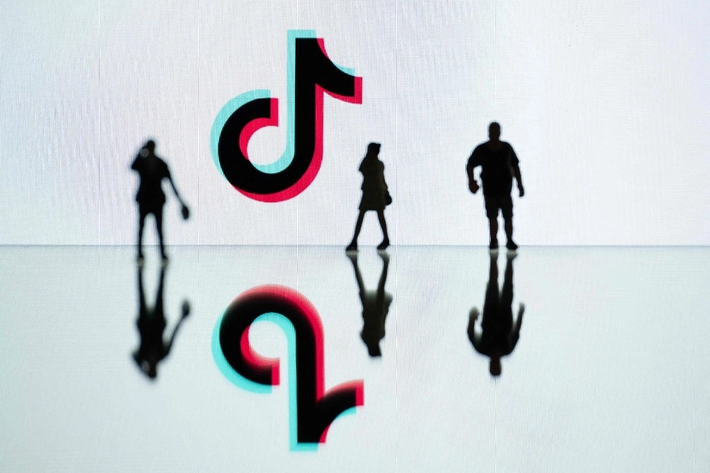 El Senado de Estados Unidos aprobó el martes una legislación que exige que la popular aplicación de redes sociales TikTok sea desinvertida de su empresa matriz china ByteDance o quede excluida del mercado estadounidense. La medida formaba parte de un paquete de ayuda exterior de 95.000 millones de dólares, que incluye asistencia militar a Ucrania, Israel y Taiwán, que ahora ha sido aprobado por el Congreso y se dirige al escritorio del presidente Joe Biden. Foto Afp