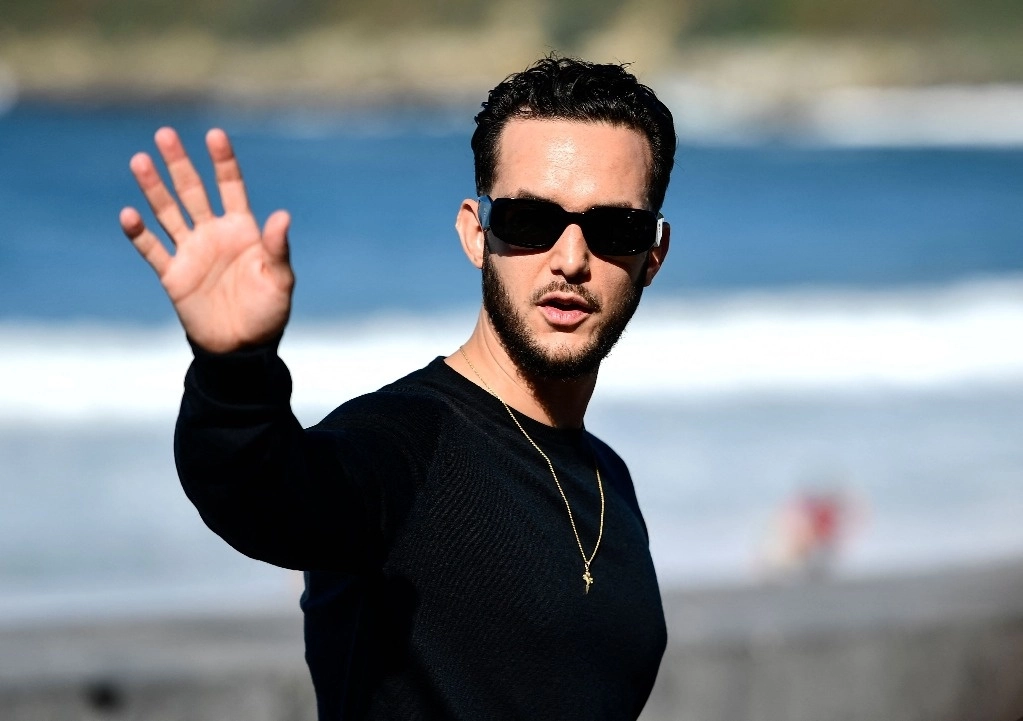 Antón Álvarez Alfaro, de nombre artístico C. Tangana, a su llegada al Festival de Cine de San Sebastián para presentar su documental "Esta ambición desmedida". Foto Afp.