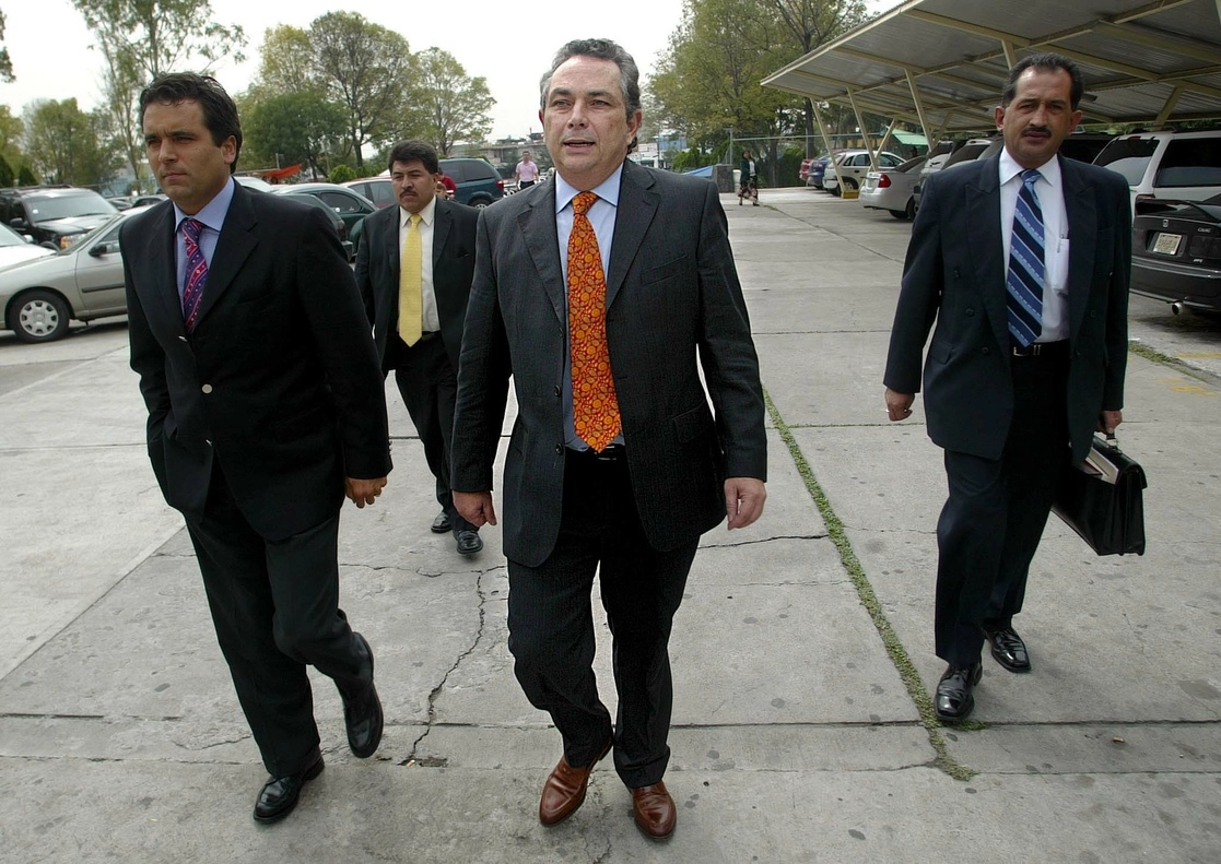 El banquero Carlos Cabal Peniche (c), arriba a los juzgados del Poder Judicial de la Federación del Reclusorio Norte, el 06 de Noviembre de 2006. Foto Marco Peláez / Archivo