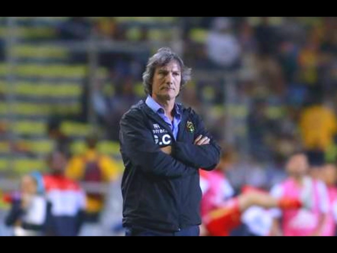 Gabriel Caballero, entrenador del FC Juárez, aseguró que luego de jugar durante casi tres meses a puerta cerrada, debido a la pandemia de Covid-19, será muy extraño volver a ver aficionados en las tribunas, lo cual sucederá este viernes en el partido entre su equipo y el Mazatlán. Foto Jam Media / Archivo
