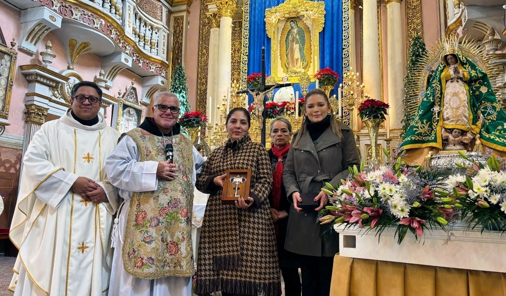 Sara Hernández y Rocío Paulina Hernández, esposas del gobernador David Monreal Ávila y de José Saldívar, alcalde de Guadalupe encabezaron la entrega de las llaves de la ciudad a la virgen ‘La Preladita’. Foto La Jornada