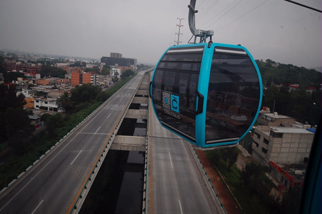 Durante 15 días de servicio al público, y guardando protocolos de sana distancia con sólo 6 personas por cabina, la Línea 1 del Cablebús ha movilizado hasta 56 mil personas al día. Foto Cristina Rodríguez