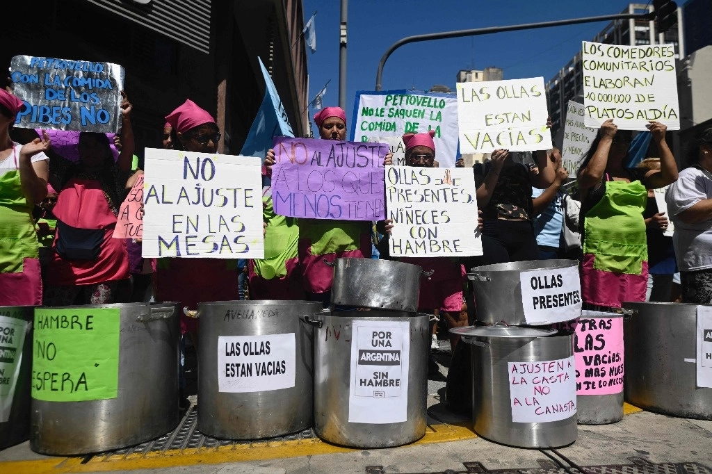 Con ollas vacías protestan frente al hotel en el que reside el presidente en Buenos Aires. Foto Afp



