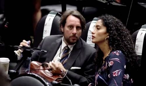 Paolo Salerno, representante de la italiana Enel Energía, fue descubierto ayer, durante la discusión en comisiones de la reforma eléctrica, sentado en una curul junto a la perredista Edna Díaz, por lo que Morena pidió que se levantara y lo echaran del pleno. Foto tomada de video