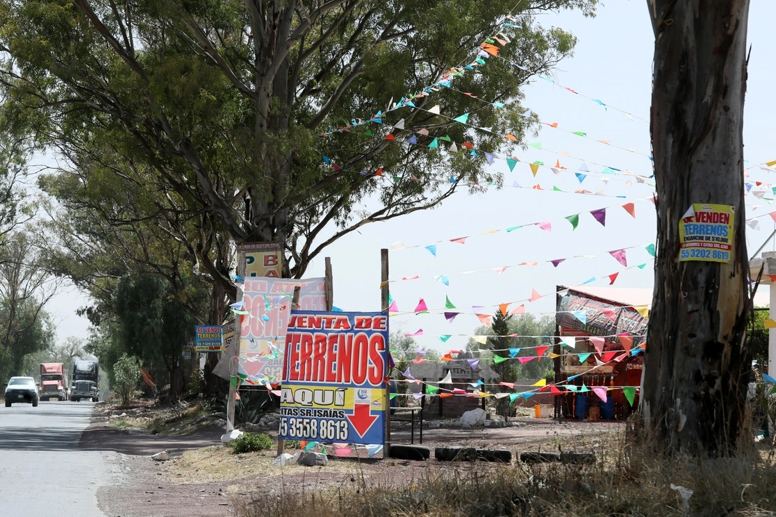Ex comisarios municipales y ex alcaldes del PRI, que en su momento apoyaron el proyecto del nuevo aeropuerto, buscan excluir 4 mil de 14 mil hectáreas consideradas en la propuesta de conservación en los municipios de Atenco, Texcoco, Chimalhuacán, Ecatepec y Nezahualcóyotl. En Acolman (imagen), casi en cada poste, reja o techo pueden verse centenares de volantes y lonas que ofrecen terrenos de todas dimensiones y precios. Foto Roberto García Ortiz