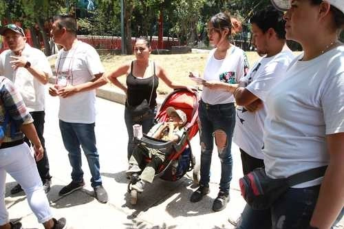 Padres de familia de pacientes del Hospital Infantil Federico Gómez al denunciar falta de consultas y fármacos que afectan tratamiento de sus hijos. Foto María Luisa Severiano / Archivo