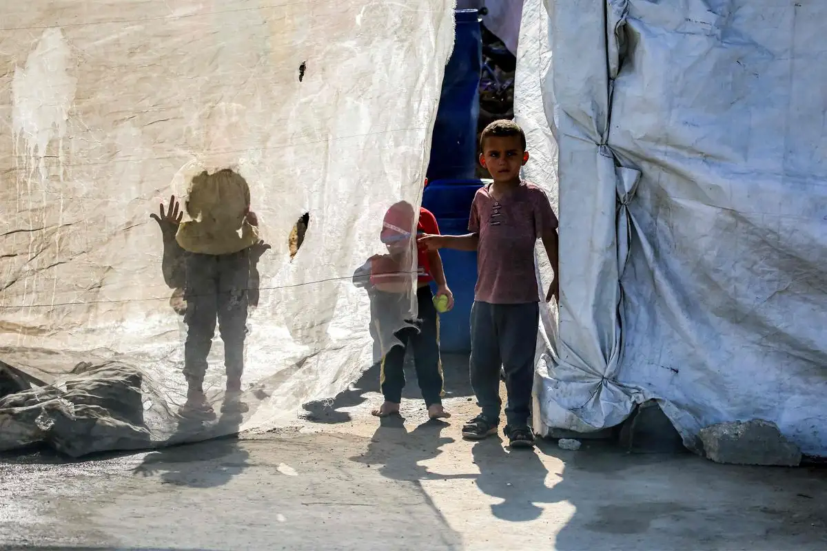 Niños juegan en un campamento para desplazados por la guerra en el norte de Nuseirat, en el centro de la franja de Gaza, el 7 de octubre de 2025. Foto  