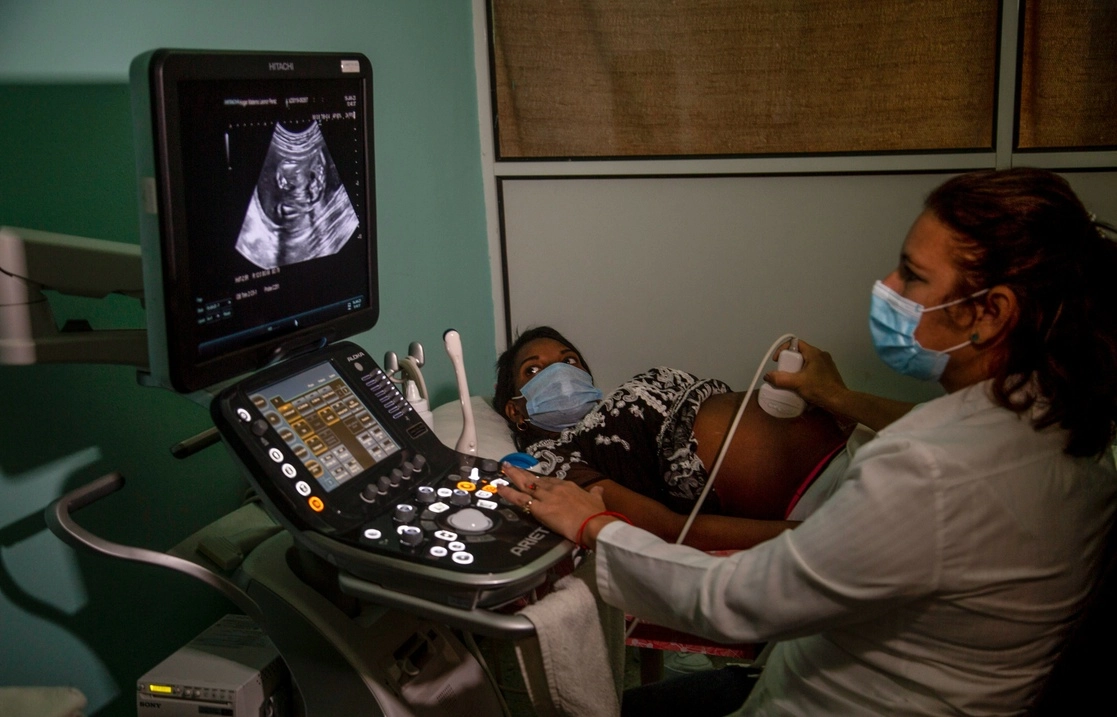 Ultrasonido a una mujer embarazada en un centro de maternidad en La Habana, Cuba. Foto Ap / Archivo