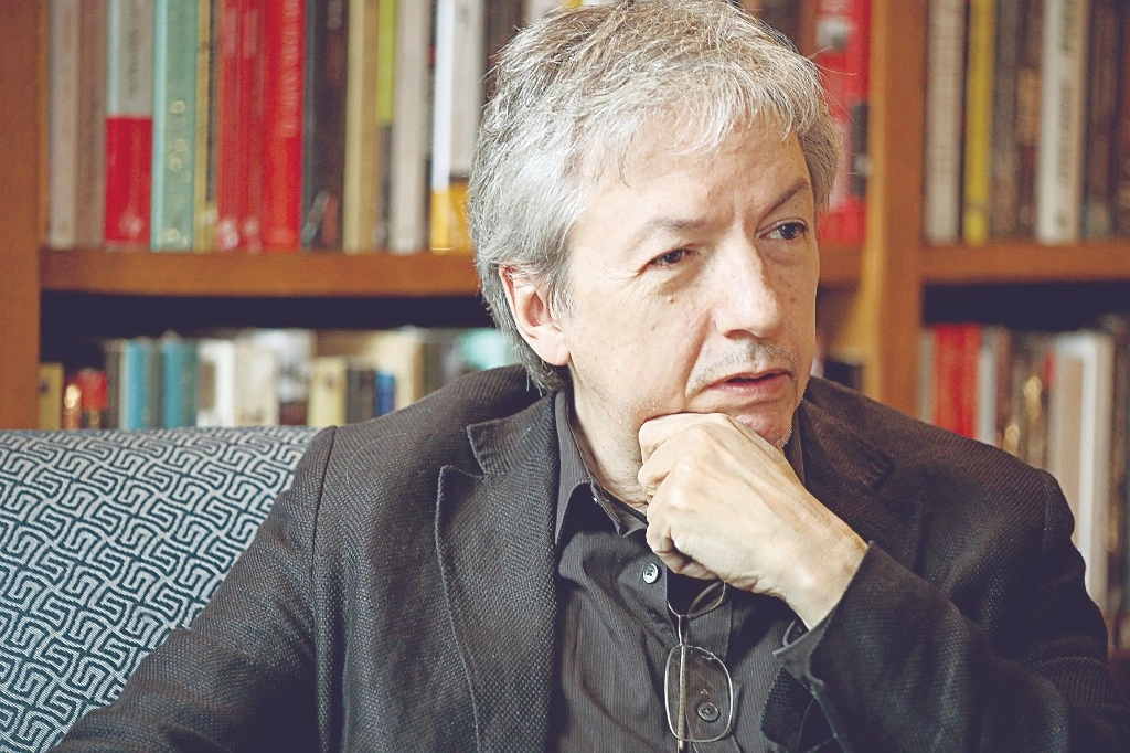 El escritor regiomontano David Toscana platica con ‘La Jornada’ sobre la redición de su libro ‘Lontananza’ (Editorial Era), en el que narra historias de un grupo de parroquianos en una cantina del norte de México. En la imagen, el autor durante una entrevista para este medio en octubre de 2022. Foto María Luisa Severiano 