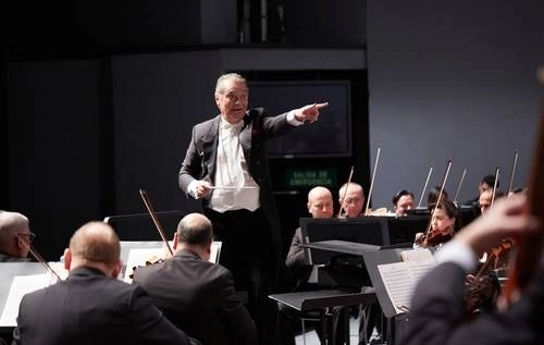 "La música está demostrando ante la crisis sanitaria que no es superflua", aseguró Eduardo Diazmuñoz, director de la orquesta. Foto cortesía de la OSUANL
