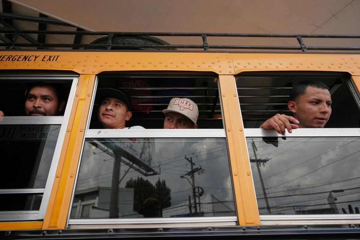 Migrantes guatemaltecos deportados de Estados Unidos miran hacia afuera desde un autobús tras llegar a la Ciudad de Guatemala, el domingo 31 de agosto de 2025.  Foto