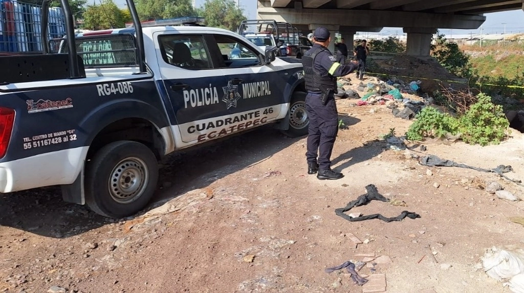 
Elementos de la policía de Edomex acordonaron la zona en el Gran Canal de Ecatepec tras el hallazgo de los restos humanos. Foto ‘La Jornada’
 