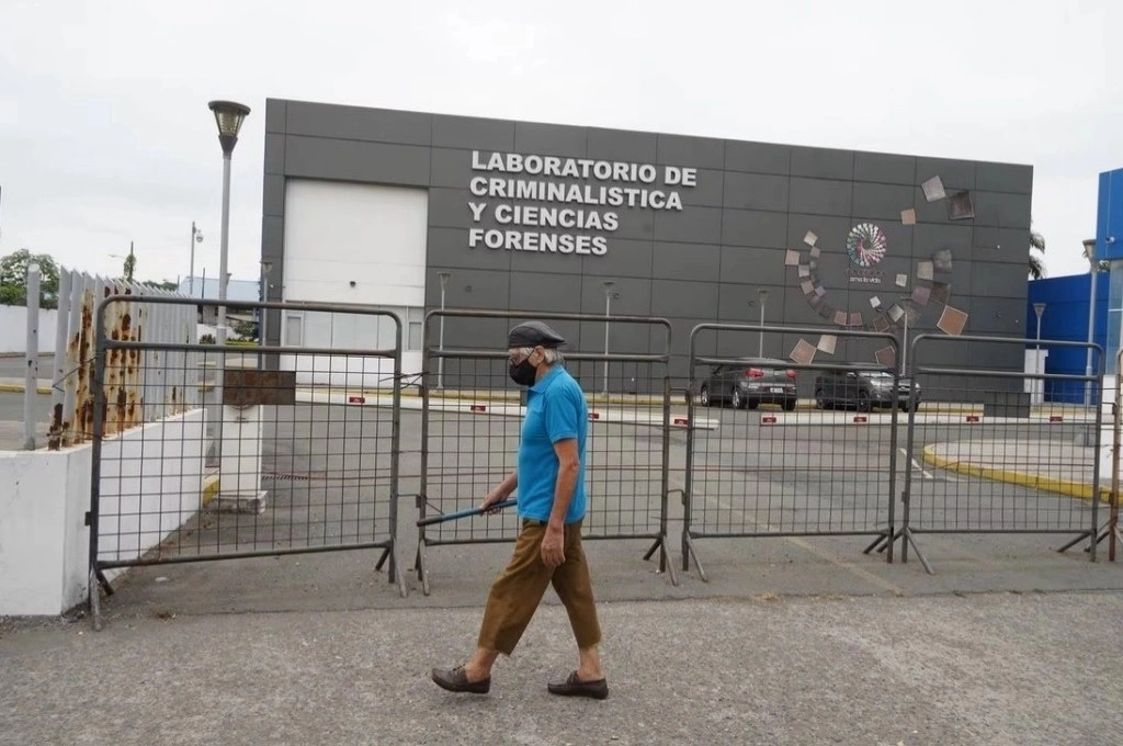Unos 200 cadáveres putrefactos de personas asesinadas quedaron expuestos y apilados tras una avería en los contenedores refrigerantes en la morgue de Guayaquil, Ecuador. Foto Tomada de la red social X 