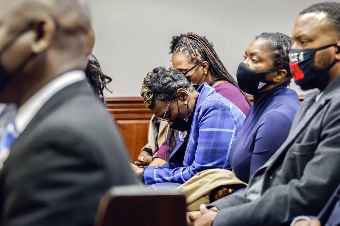 La madre de Ahmaud Arbery escucha la sentencia en contra de Travis McMichae, Gregory McMichael y William Bryan, asesinos de su hijo, el 7 de enero de 2022. Foto Ap