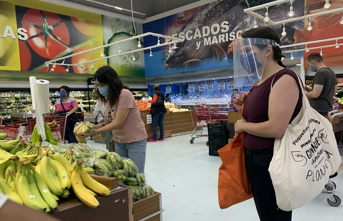 Compras en un supermercado, en la Alcaldía Benito Juárez de la Ciudad de México. Foto María Luisa Severiano / Archivo