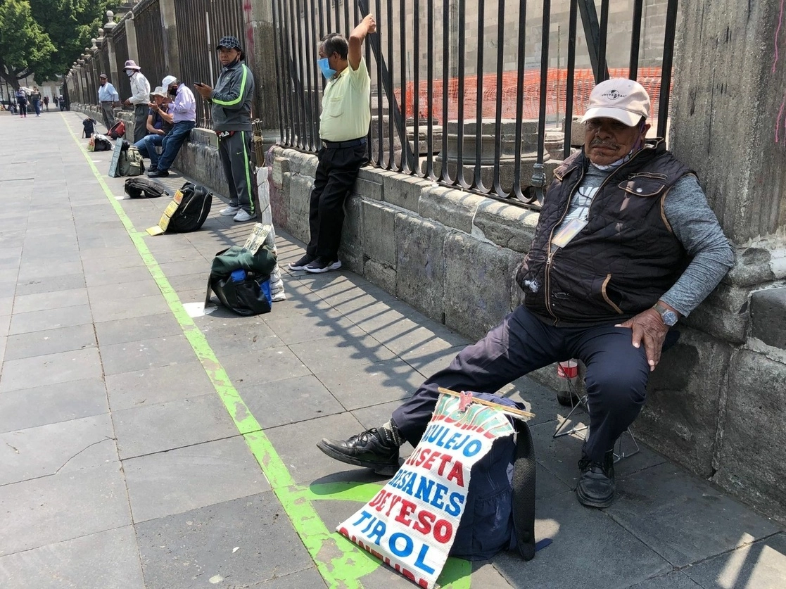 Personas desempleadas ofrecen servicios de albañilería en el Centro Histórico de la Ciudad de México. Foto Luis Castillo / Archivo