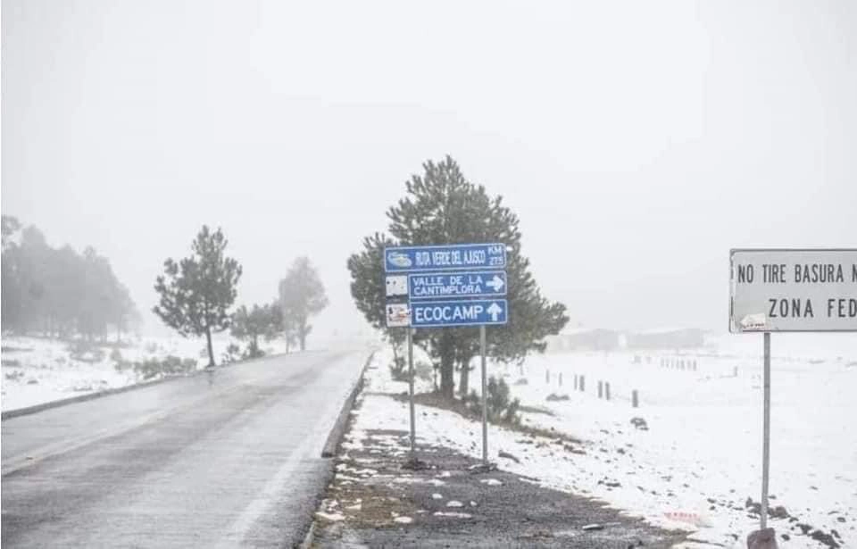 El aguanieve se presentó a partir de la “Y” del pueblo de Santo Tomás, en los parajes Las Cruces, La Cantimplora, El Capulín, El Pico del Águila, así como en el pueblo de Parres el Guarda. Foto Laura Gómez Flores 