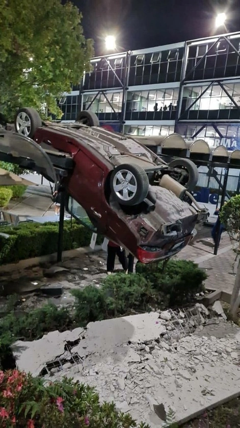 Vehículo siniestrado en pasillos de la Universidad La Salle. Foto Especial  