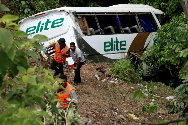 El vehículo partió de la Ciudad de México con destino a Tijuana, Baja California, con alrededor de 42 personas, la mayoría extranjeros. Entre los fallecidos se encuentran tres menores. Foto Afp