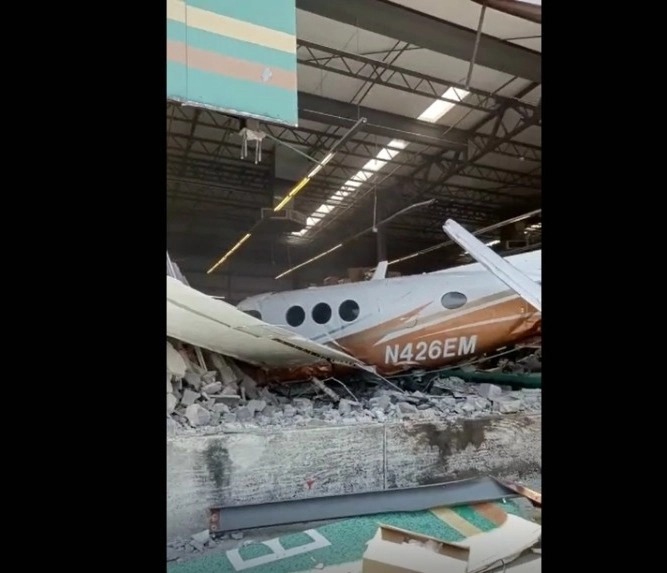La avioneta se desplomó sobre una tienda de autoservicio de Temixco, Morelos. Foto La Jornada