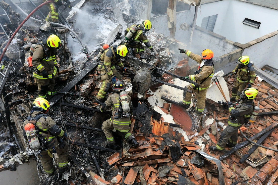 Socorristas remueven escombros de una edificación parcialmente destruida en un barrio de Medellín, tras el accidente de una avioneta, el 21 de noviembre de 2022. Foto Ap