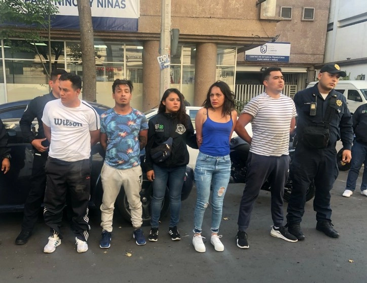 Cuatro hombres y una mujer presuntos ladrones de casas en Las Lomas de Chapultepec y Polanco fueron detenidos en la alcaldía Iztapalapa. Foto Víctor Camacho