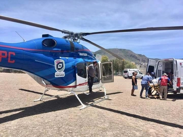 Los niños fueron trasladados a un hospital para recibir atención. Foto La Jornada