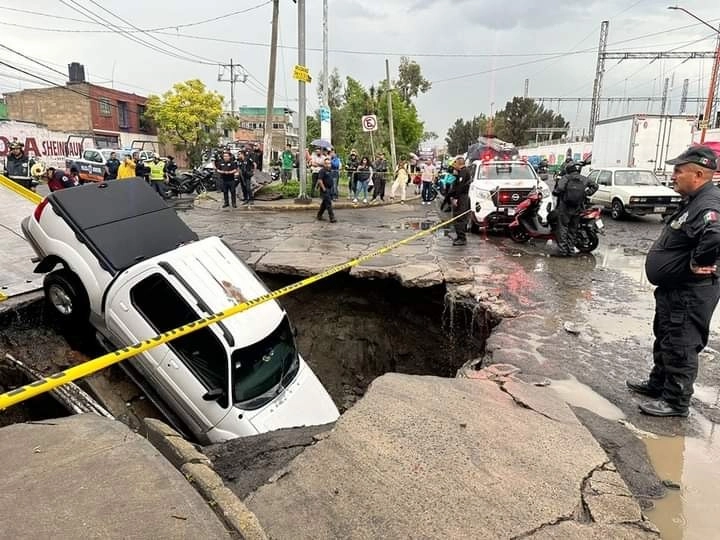 Los hechos ocurrieron la tarde de este viernes cuando en la esquina de la avenidas General Manuel Ávila Camacho y Valle de Santiago, en la comunidad de Valle de Aragón, la tierra se reblandeció ante las lluvias, provocando se abriera una oquedad. Foto 'La Jornada'
