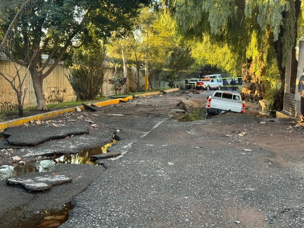 Una camioneta cayó en un socavón formado en una calle de Ecatepec donde el agua fue reblandeciendo el pavimento. Foto La Jornada