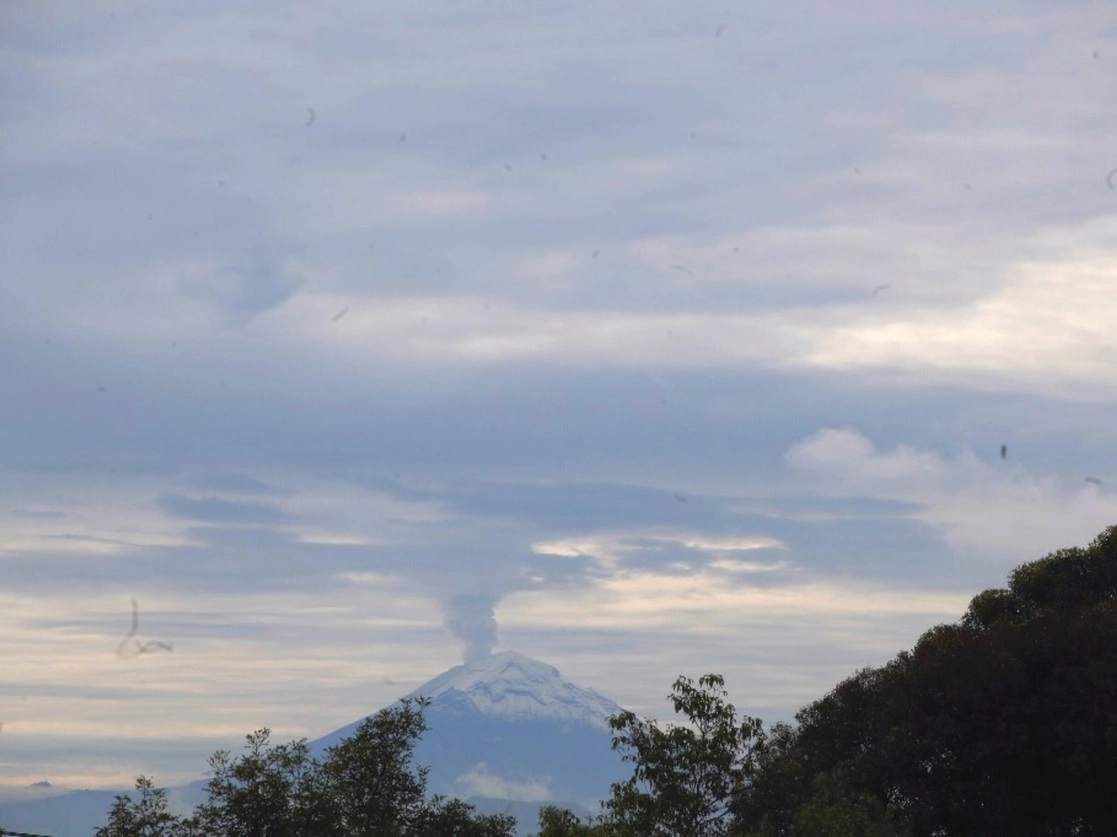 Desde el sur de la CDMX se observa la fumarola del volcán Popocatépetl. Foto Cristina Rodríguez / Archivo