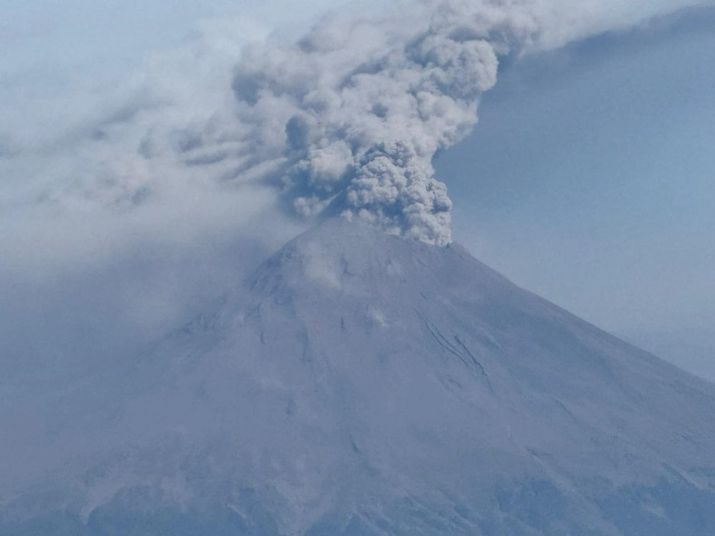 El Cenapred exhorta a la población a no acercarse a más de 12 kilómetros del Popocatépetl ante la posible caída de fragmentos balísticos lanzados por el volcán, el 28 de febrero de 2024. Foto ‘La Jornada’