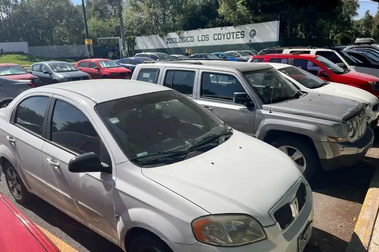 Ceniza volcánica cubre vehículos en calles de la alcaldía Coyoacán, el 13 de julio de 2022. Foto Luis Castillo