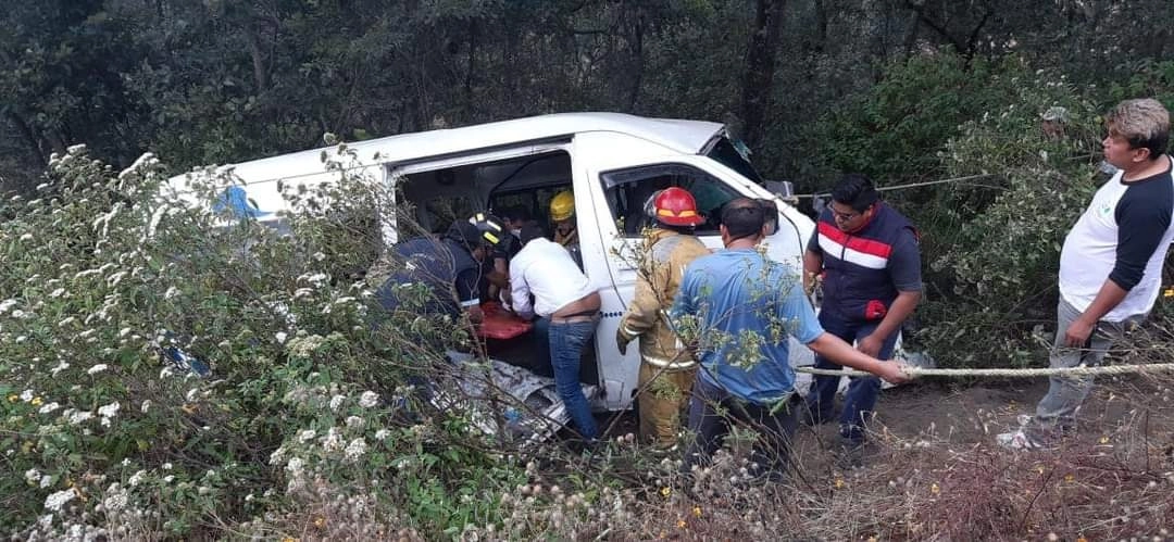 Al menos seis personas fallecieron y diez resultaron lesionadas al volcar una combi a un barranco. Foto tomada de la cuenta de Twitter @NlArmando 