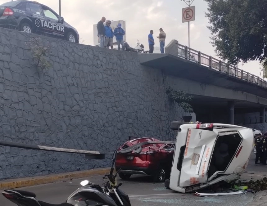 La camioneta de transporte público quedó a un lado del auto particular. El operador quedó atrapado entre los restos desvencijados de la unidad de la Ruta 10 de transporte público, que se dirigía hacia el municipio de Nicolás Romero. Foto Redes Sociales
