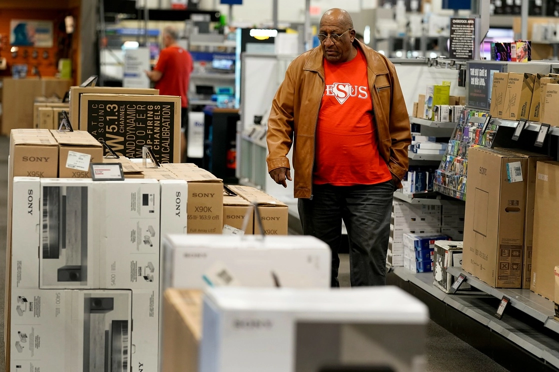 Un hombre compra durante una venta de Black Friday en una tienda Best Buy el viernes 25 de noviembre de 2022 en Overland Park, Kansas. Foto Ap