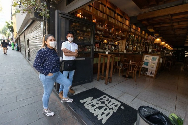 El comercio es uno de los sectores más afectados por la pandemia del Coronavirus en México. Foto Yazmín Ortega