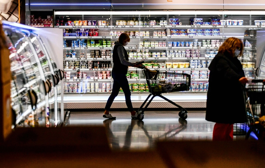 Personas en un supermercado. Foto Afp