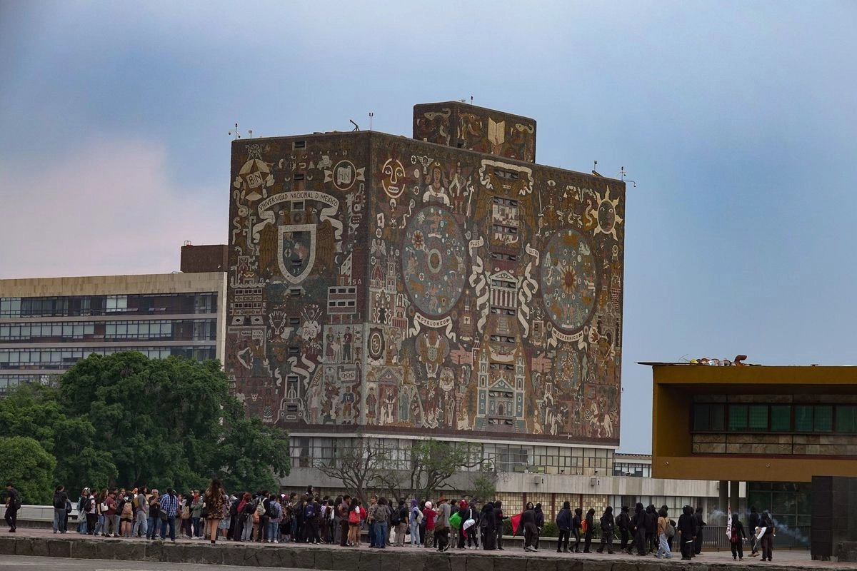 Para el ciclo escolar 2019-2020, 290 mil 759 jóvenes compitieron por un lugar en la UNAM; para el ciclo 2020-2021, la cifra de aspirantes disminuyó a 266 mil 383, equivalente a 8.3 por ciento con relación al año anterior. Foto