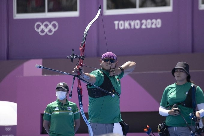 Luis 'El Abuelo' Álvarez (c) durante una prueba en Tokio 2020. Foto Cortesía COM