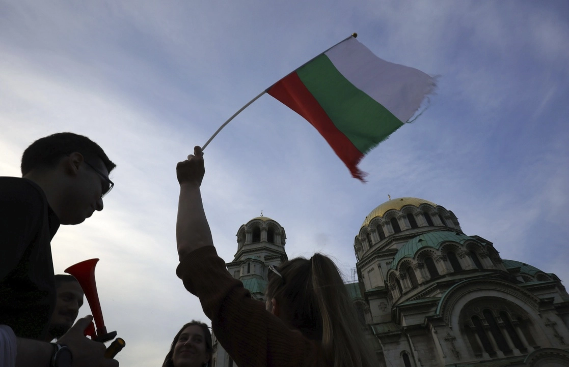 Un manifestante progubernamental sostiene una bandera búlgara, durante una manifestación de apoyo al gobierno de Kiril Petkov, en Sofía, ayer. Foto Ap