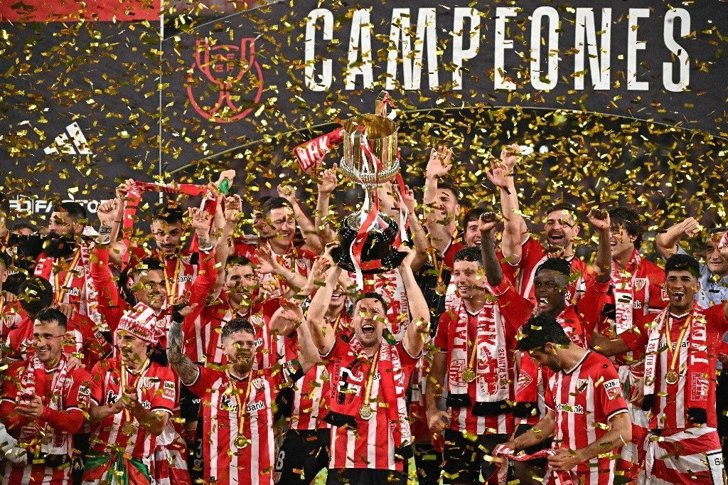Los jugadores del Athletic de Bilbao celebran la victoria con su trofeo de la Copa del Rey al final de la final de la Copa del Rey de España entre el Athletic Club de Bilbao y el RCD Mallorca en el estadio La Cartuja de Sevilla el 6 de abril de 2024.Foto Afp